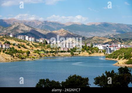 Asif, Türkei, Provinz Tunceli, Blick über den Stausee des Miunzur Cayi auf die Stadt Tunceli Banque D'Images