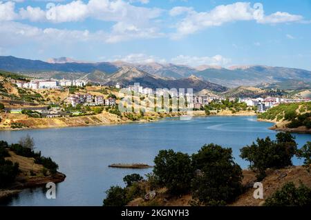 Asif, Türkei, Provinz Tunceli, Blick über den Stausee des Miunzur Cayi auf die Stadt Tunceli Banque D'Images