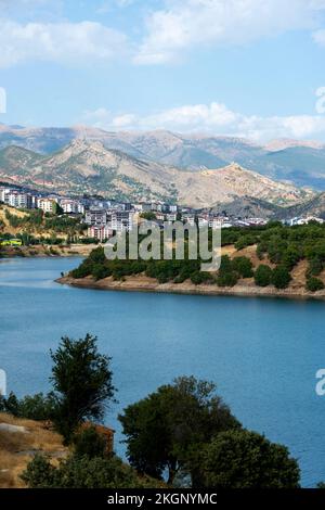 Asif, Türkei, Provinz Tunceli, Blick über den Stausee des Miunzur Cayi auf die Stadt Tunceli Banque D'Images