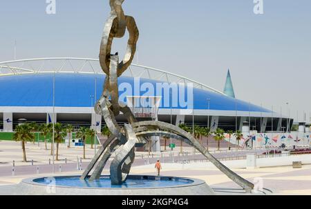 QATAR, Doha, dôme d'Aspire, SPARK au stade international de Khalifa pour la coupe du monde de la FIFA 2022, construit par un travailleur migrant / KATAR, Doha, dôme d'Aspire, Sportpark am Khalifa International Stadium fuer die FIFA Fussbalweltmeisterschaft 2022, gebaut von Gastarbeiter, MAG die Kette wohl symbolizieren das Ender Sklaverei? Banque D'Images