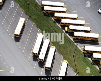 États-Unis, Virginie, Leesburg, vue aérienne des autobus scolaires dans le parking Banque D'Images