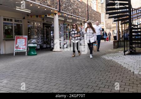 Acheteurs piétons personnes marchant à travers l'historique Tinners court dans le centre de Truro City dans les Cornouailles en Angleterre au Royaume-Uni. Banque D'Images