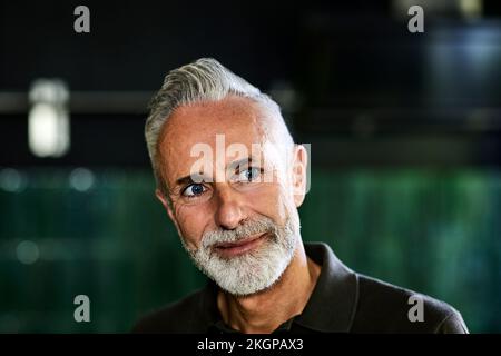 Homme mûr réfléchi avec cheveux gris et barbe Banque D'Images