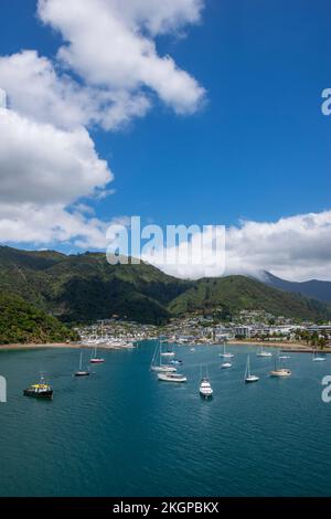 Nouvelle-Zélande, Marlborough, Picton, Bateaux en face de la ville côtière Banque D'Images