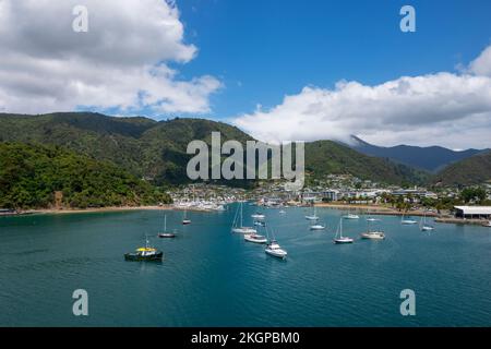 Nouvelle-Zélande, Marlborough, Picton, Bateaux en face de la ville côtière Banque D'Images