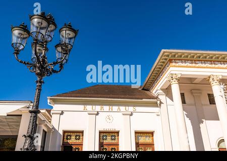 Allemagne, Bade-Wurtemberg, Baden-Baden, feu de rue en face du casino Kurhaus Banque D'Images