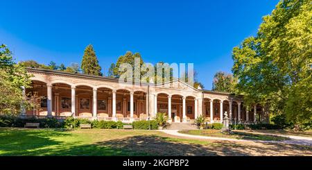 Allemagne, Bade-Wurtemberg, Baden-Baden, vue panoramique de la colonnade ouverte du bâtiment Trinkhalle Banque D'Images