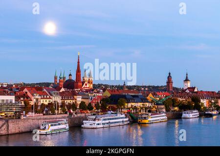 Allemagne, Bavière, Wurzburg, Lune qui brille sur le main avec la cathédrale de Wurzburg et Marienkapelle en arrière-plan Banque D'Images