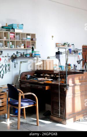 Table et chaise avec outils de travail dans un atelier de bijoux Banque D'Images