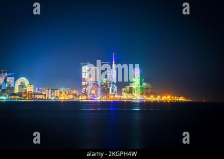 Vue nocturne de Batumi, Géorgie. Centre de villégiature avec bâtiments éclairés. Banque D'Images