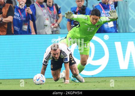 Al Rayyan, Qatar, 23 novembre 2022. Al Rayyan, Qatar. 23rd novembre 2022. (G-D) David Raum (GER), Shuichi Gonda (JPN) football : coupe du monde de la FIFA Qatar 2022 Groupe E match entre l'Allemagne et le Japon au stade international de Khalifa à Al Rayyan, Qatar . Crédit: Naoki Morita/AFLO SPORT/Alay Live News Banque D'Images