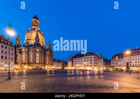 Allemagne, Saxe, Dresde, place Neumarkt au crépuscule avec église historique Frauenkirche en arrière-plan Banque D'Images