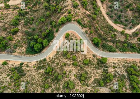 Espagne, Catalogne, les Garrigues, vue aérienne de la route sinueuse de campagne Banque D'Images