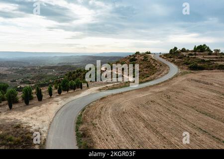 Espagne, Catalogne, les Garrigues, vue aérienne de la route sinueuse et du paysage environnant Banque D'Images