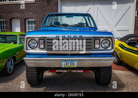 Des Moines, IA - 03 juillet 2022 : vue avant à haute perspective d'un pick-up Dodge Ramcharger 1975 lors d'un salon de voiture local. Banque D'Images