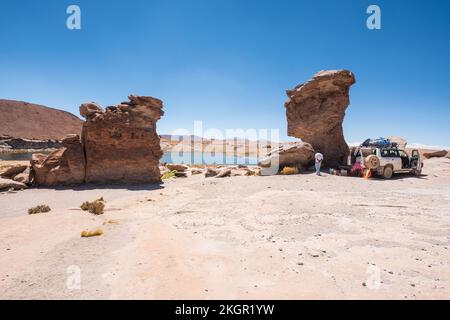 Visite guidée en jeep en prenant une pause près de la Laguna Negra (lagune noire ou lac) dans la province de Nor Lipez, département de Potosi, Bolivie Banque D'Images