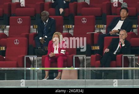 Le président de la Fédération allemande de football (DFB) Bernd Neuendorf (à droite) est assis aux côtés de la ministre allemande de l'intérieur Nancy Faeser (à gauche), qui porte le brassard One Love lors du match de la coupe du monde de la FIFA du groupe E au stade international de Khalifa à Doha. Date de la photo: Mercredi 23 novembre 2022. Banque D'Images