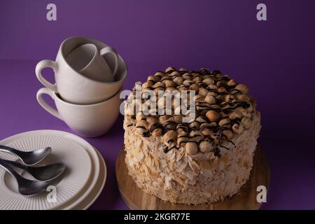 photo gâteau de noyer entier et vaisselle vue du dessus Banque D'Images