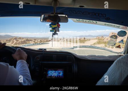 Dans une jeep à travers l'Altiplano Boliviano ou les hautes plaines dans la province de Nor Lipez, département de Potosi, Bolivie Banque D'Images