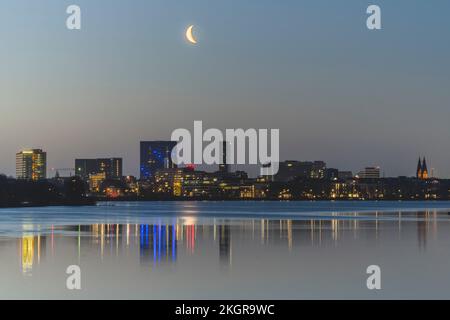 L'Allemagne, Hambourg, la Lune s'élève au-dessus du lac d'Alster externe avec la ville en arrière-plan Banque D'Images