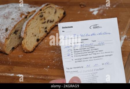 23 novembre 2022, Saxe-Anhalt, Halle: Un stollen avec une soi-disant carte stollen. Plus de 20 boulangers de l'association régionale de guildes du sud de Saxe-Anhalt ont rencontré les experts de l'Institut du pain pour le Test de Stollen. Photo: Sebastian Willnow/dpa Banque D'Images