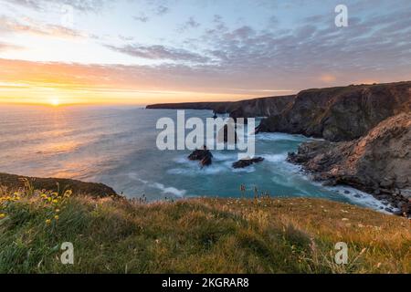 Royaume-Uni, Angleterre, vue sur les marches de Bedruthan au coucher du soleil Banque D'Images