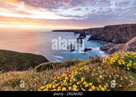 Royaume-Uni, Angleterre, vue sur les marches de Bedruthan au coucher du soleil Banque D'Images