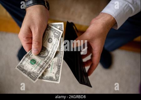 Homme détenant des billets et un portefeuille en dollars américains Banque D'Images