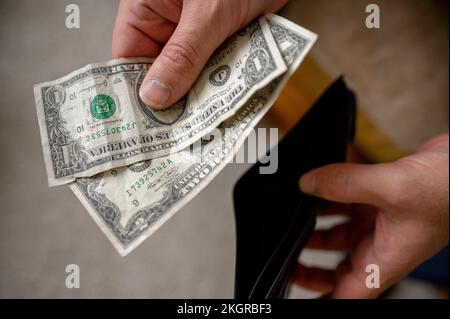 Mains de l'homme retirer de l'argent du portefeuille Banque D'Images