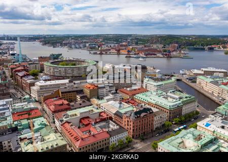 Suède, Comté de Vastra Gotaland, Göteborg, vue aérienne du quartier résidentiel avec port sur la rivière Gota ALV en arrière-plan Banque D'Images