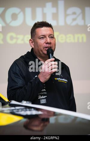 Brno, République tchèque. 23rd novembre 2022. Karel Trneny prend la parole lors de la conférence de presse de l'équipe tchèque de l'ACCR Workoutland avant le rallye de Dakar 2023, sur 23 novembre 2022, à Brno, République tchèque. Crédit : Patrik Uhlir/CTK photo/Alay Live News Banque D'Images