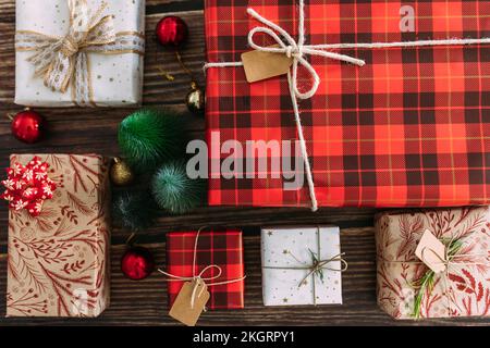 Boîtes cadeaux de Noël sur table Banque D'Images