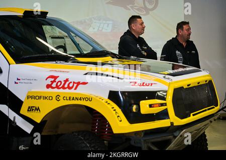 Brno, République tchèque. 23rd novembre 2022. L-R Karel Trneny et Milan Horyl assistent à la conférence de presse de l'équipe tchèque de l'ACCR Workoutland avant le rallye de Dakar 2023, sur 23 novembre 2022, à Brno, République tchèque. Crédit : Patrik Uhlir/CTK photo/Alay Live News Banque D'Images