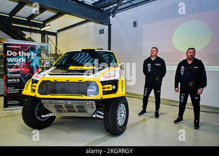 Brno, République tchèque. 23rd novembre 2022. L-R Karel Trneny et Milan Horyl assistent à la conférence de presse de l'équipe tchèque de l'ACCR Workoutland avant le rallye de Dakar 2023, sur 23 novembre 2022, à Brno, République tchèque. Crédit : Patrik Uhlir/CTK photo/Alay Live News Banque D'Images