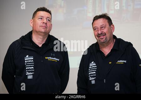 Brno, République tchèque. 23rd novembre 2022. L-R Karel Trneny et Milan Horyl assistent à la conférence de presse de l'équipe tchèque de l'ACCR Workoutland avant le rallye de Dakar 2023, sur 23 novembre 2022, à Brno, République tchèque. Crédit : Patrik Uhlir/CTK photo/Alay Live News Banque D'Images