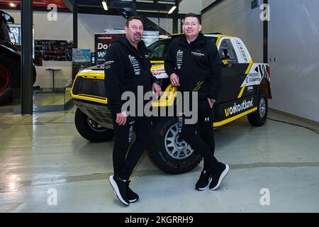 Brno, République tchèque. 23rd novembre 2022. R-L Karel Trneny et Milan Horyl assistent à la conférence de presse de l'équipe tchèque de l'ACCR Workoutland avant le rallye de Dakar 2023, sur 23 novembre 2022, à Brno, République tchèque. Crédit : Patrik Uhlir/CTK photo/Alay Live News Banque D'Images