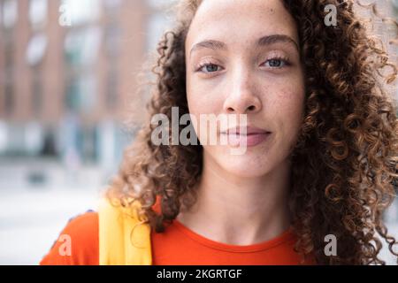 Brunette jeune femme aux cheveux bouclés Banque D'Images