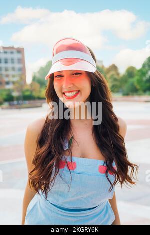 Bonne femme en train de porter un pare-soleil sur le terrain de sport Banque D'Images