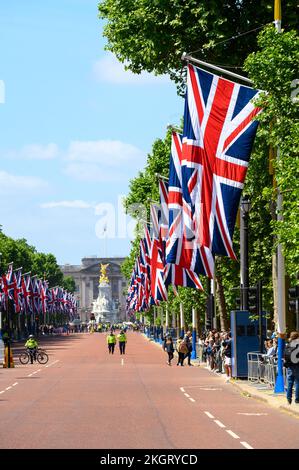 Drapeau Union Jack sur le centre commercial à l'occasion de la Reine Elizabeth Platinum Jubliee, Londres 2022. Banque D'Images