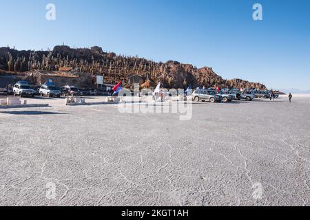 Jeeps dans le parking de l'île d'Incahuasi au milieu de Salar de Uyuni (Uyuni Salt Flat), département de Potosi, Bolivie Banque D'Images