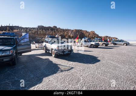 Jeeps dans le parking de l'île d'Incahuasi au milieu de Salar de Uyuni (Uyuni Salt Flat), département de Potosi, Bolivie Banque D'Images