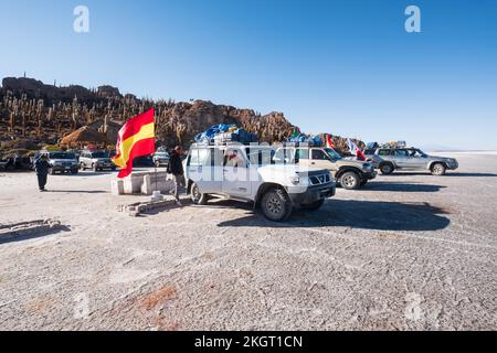 Jeep avec le drapeau espagnol dans le parking de l'île d'Incahuasi au milieu de Salar de Uyuni (Uyuni Salt Flat), département de Potosi, Bolivie Banque D'Images