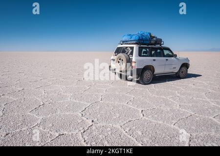 Visite guidée en véhicule tout terrain jusqu'à la surface de sel d'Uyuni en saison sèche, en Bolivie Banque D'Images