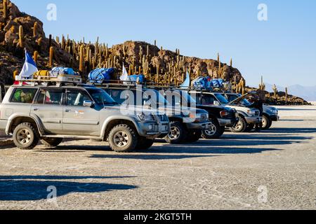 Jeeps dans le parking de l'île d'Incahuasi au milieu de Salar de Uyuni (Uyuni Salt Flat), département de Potosi, Bolivie Banque D'Images