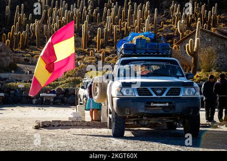 Jeep avec le drapeau espagnol dans le parking de l'île d'Incahuasi au milieu de Salar de Uyuni (Uyuni Salt Flat), département de Potosi, Bolivie Banque D'Images