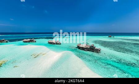 Maldives, atoll de Kaafu, vue aérienne des bungalows sur l'île de Lankanfushi Banque D'Images