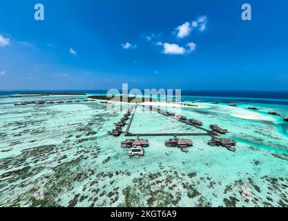 Maldives, atoll de Kaafu, vue aérienne des bungalows sur l'île de Lankanfushi Banque D'Images