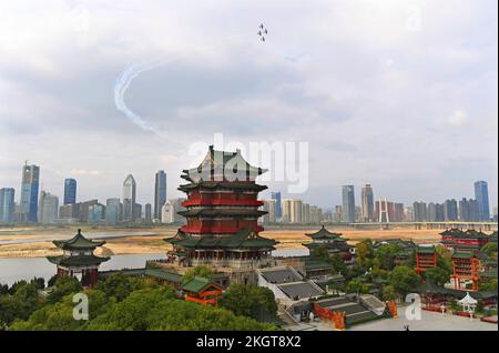 Nanchang, province chinoise du Jiangxi. 23rd novembre 2022. Les aéronefs d'une équipe de voltige sud-africaine laissent des traces de fumée lorsqu'ils se sont produits au-dessus du pavillon Tengwang dans le centre-ville de Nanchang, capitale de la province de Jiangxi, en Chine orientale, le 23 novembre 2022. Crédit : WAN Xiang/Xinhua/Alay Live News Banque D'Images