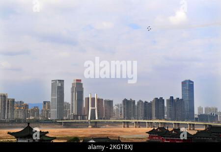 Nanchang, province chinoise du Jiangxi. 23rd novembre 2022. Les aéronefs d'une équipe de voltige sud-africaine laissent des traces de fumée lorsqu'ils se sont produits au-dessus du centre-ville de Nanchang, capitale de la province de Jiangxi, en Chine orientale, le 23 novembre 2022. Crédit : WAN Xiang/Xinhua/Alay Live News Banque D'Images