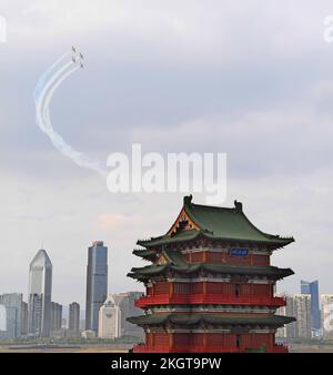 Nanchang, province chinoise du Jiangxi. 23rd novembre 2022. Les aéronefs d'une équipe de voltige sud-africaine laissent des traces de fumée lorsqu'ils se sont produits au-dessus du pavillon Tengwang dans le centre-ville de Nanchang, capitale de la province de Jiangxi, en Chine orientale, le 23 novembre 2022. Crédit : WAN Xiang/Xinhua/Alay Live News Banque D'Images